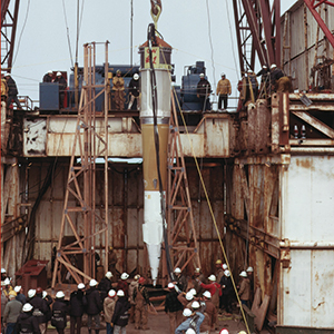 1971: Der Atomsprengkopf für den Cannikin-Test auf der Aleuten-Insel Amchitka wird in den Schacht herabgelassen. © Lawrence Livermore National Laboratory