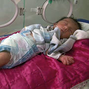 Auf der Neugeborenenstation der Kinderklinik in Falludscha, 2012. Dieses Mädchen kam mit einem Herzfehler und deformierten Armen und Beinen zur Welt. Eine Studie von 2010 stellte bei 14,7 % aller in Falludscha geborenen Kinder Missbildungen fest. Foto: Donna Mulhearn