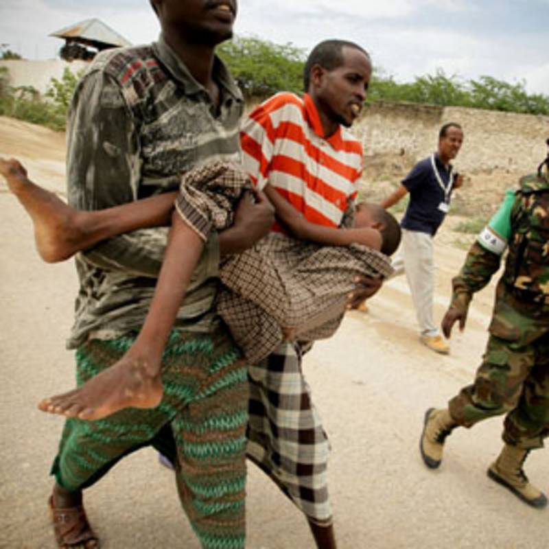 In Somalia wird ein unterernährtes Kind ins Krankenhaus getragen. Foto: UN/Stuart Price