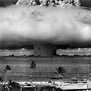 Am 25. Juli 1946 zündete die US-Armee den „Baker“-Unterwasseratomtest in der Nähe des Bikini-Atolls mit einer Sprengkraft von 21.000 Tonnen TNT-Äquivalent. Insgesamt fanden zwischen 1946 und 1962 auf den Marshallinseln 106 Atombombenversuche statt. © U.S. Department of Defense