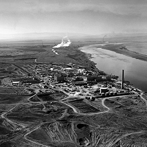 Das Gelände des Hanford-Atomkomplex am Ufer des Columbia River (1960). Im Vordergrund der sogenannte N-Reaktor, der sowohl Plutonium für US-Atomwaffen, als auch, von 1966 an, Strom für das öffentliche Stromnetz produzierte. Foto: United States Department of Energy