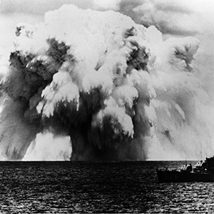 Unterwasser-Atomexplosion „Swordfish“ bei der US-amerikanischen „Operation Dominic“-Atomtestreihe, 16 Kilometer südlich von Christmas Island, 11. Mai 1962. Im Vordergrund liegt der Zerstörer USS Agerholm. Foto: US Navy, D.D. Mann
