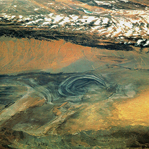Die Wüste Lop Nor liegt im uigurischen Autonomen Gebiet Xinjiang und hat eine Größe von etwa 47.000 km². China detonierte hier 1964 seine erste Atombombe, ca. 265 km südwestlich der Provinzhauptstadt Ürümqi. In den darauf folgenden Jahren wurden 22 weitere überirdische sowie 22 unterirdische Tests durchgeführt. Foto: PD-USGov-NASA