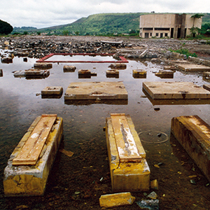 Überreste der Fabrik für die Herstellung von Urankonzentrat (Yellowcake) in Mounana. Ob die Sanierung des ehemaligen Betriebsgeländes fachgerecht durchgeführt wurde, ist fraglich. © Res Gehriger