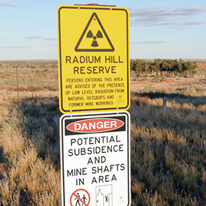 Während der Uranabbau 1961 gestoppt wurde und seit 1998 auch kein zusätzlicher Atommüll in Radium Hill mehr eingelagert wurde, bleibt das gesamte Gelände eine ungesicherte radioaktive Gefahrenzone. Foto: South Australian Community History / creativecommons.org/licenses/by-nc-nd/2.0