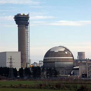 1946 begann die britische Regierung in der Nähe des nordenglischen Städtchens Sellafield mit dem Bau der ersten Reaktoren für die Produktion von waffenfähigem Plutonium – die Geburtsstunde der Atomanlage „Windscale“. Durch zahllose Störfälle geriet Windscale immer mehr in Verruf. Um die öffentliche Wahrnehmung zu verbessern, wurde die Anlage später in „Sellafield“ umbenannt. Foto: tim_d / creativecommons.org/licenses/by-nc-sa/2.0